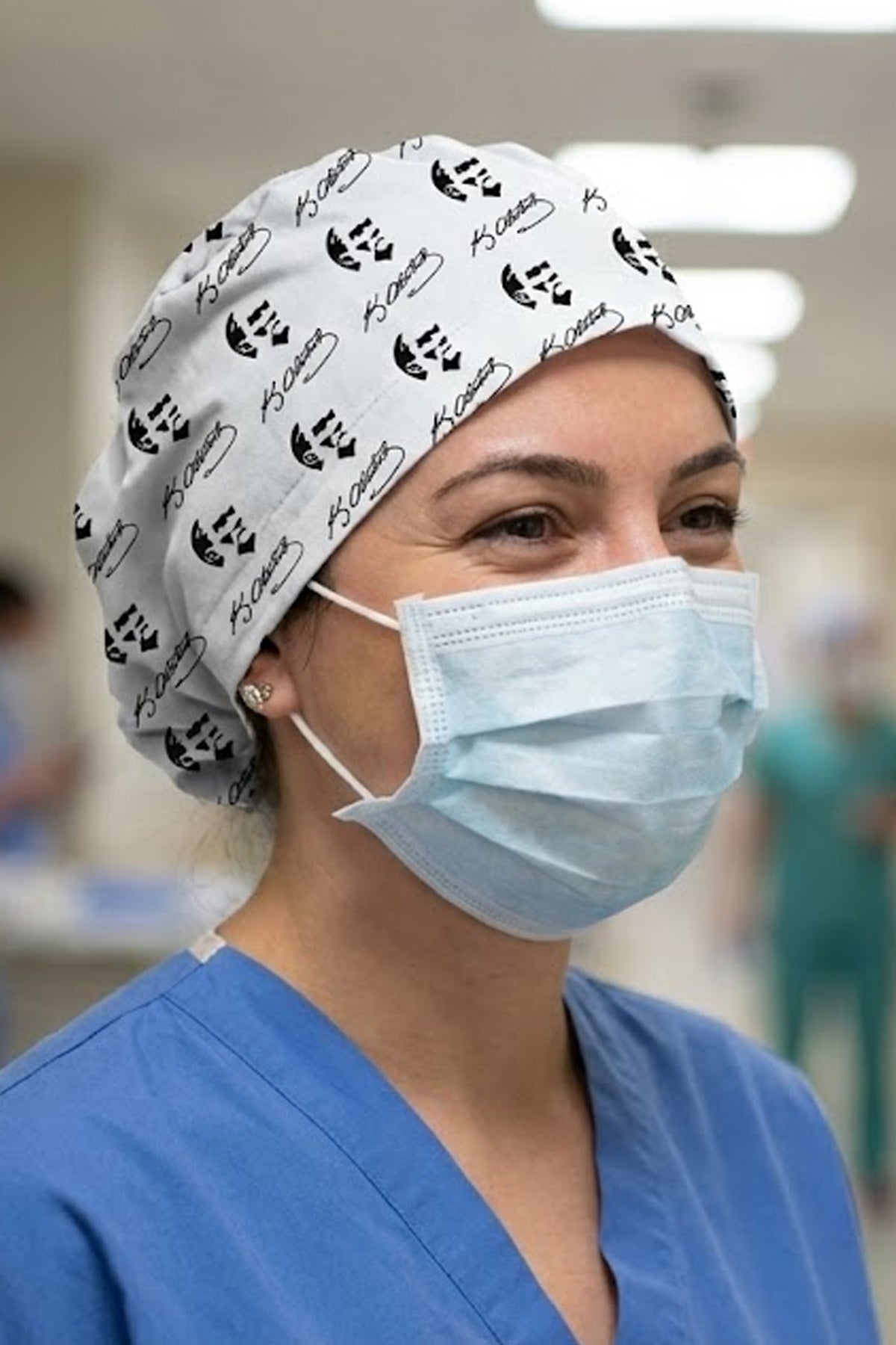 Mustafa Kemal Atatürk İmza Beyaz Desenli Cerrahi Bone Unisex – Likralı Doktor Hemşire Bonesi